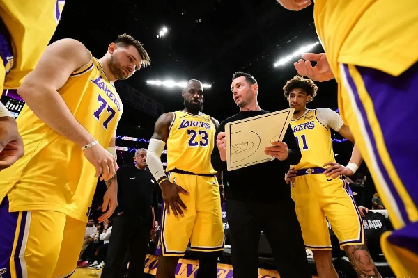 内线换血！湖人裁科洛科锁定 “尼日利亚野兽” 阿丘瓦，冲冠最后拼图落位